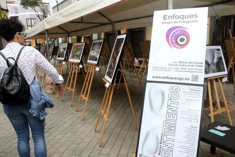 La exposición del grupo Enfoques, en el entorno de la plaza de Los Llanos (Foto Jesús Ruiz Mesa)